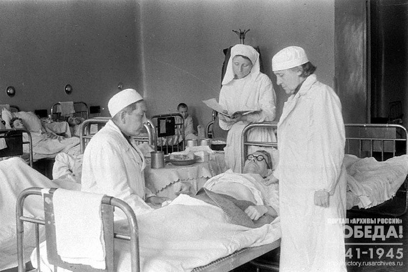 Professor Danilov I.V. and professor Garinevskaya V.V. at the bedside of the wounded in one of the hospitals