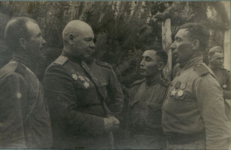 Фотография: Командующий генерал-полковник Пухов в перерывах совещания беседует с бывалыми воинами