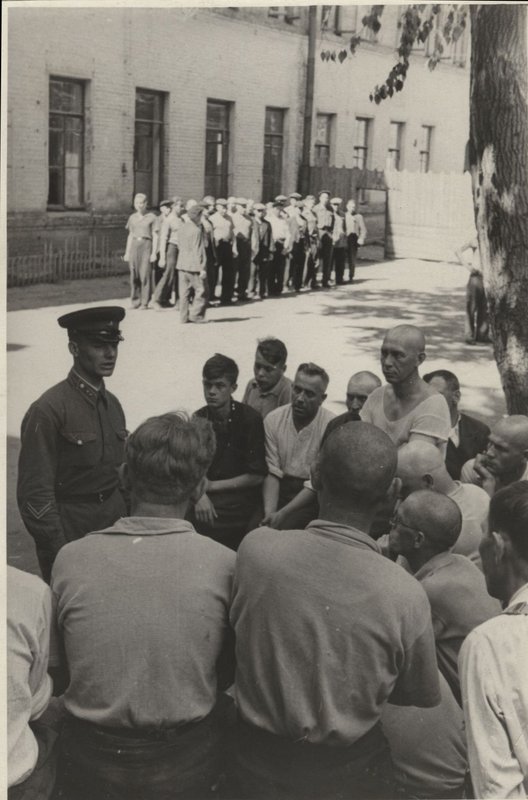 Армия народного ополчения. Командир подразделения лейтенант К. Лобуков проводит занятия по уставу внутренней службы Красной армии.