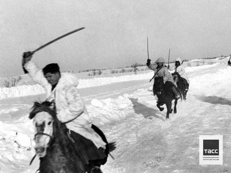 Советские кавалеристы во время преследования врага
