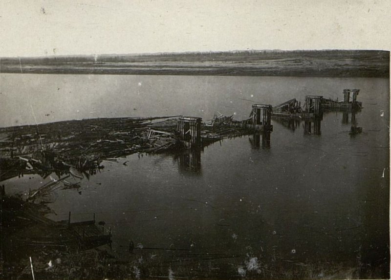 Фотография: Вид сохранившихся опор временного моста на обходе (постройки 1917)