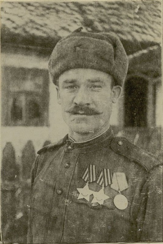 Фотография: Красноармеец Шайнеосов - заряжающий. Неоднократно в бою при выбытии командира орудия заменял его