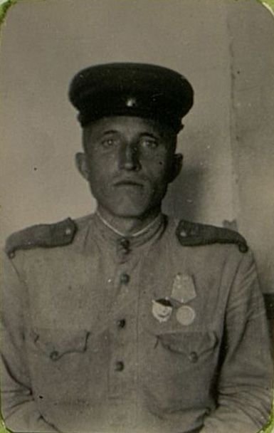Фотография: Парторг 2 роты 10 ОПБ товарищ Горноставе. Его грудь украшают орден Красного Знамени и медаль "За боевые заслуги"