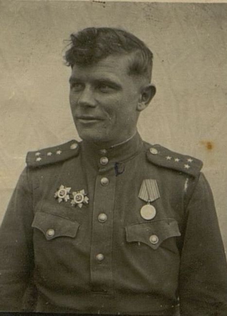 Фотография: Начальник штаба 1-го дивизиона капитан Волобуев А.С. В боях проявил смелость, отвагу, проявлял разумную инициативу, умело планировал огонь дивизиона и неоднократно сам руководил им.