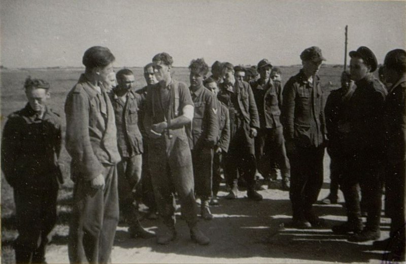 Фотография: Подполковник Гвоздков опрашивает пленных солдат.