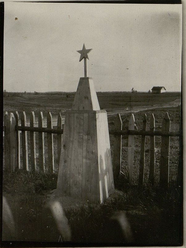 Воинское захоронение, Мядельский район, Дягилевский сельский совет, запад. окраина д. Бадени