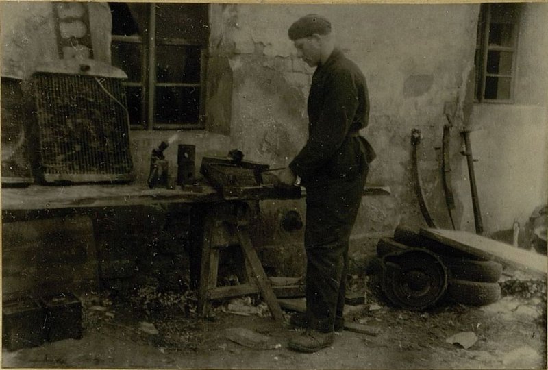 Image: Coppersmith corporal Babkin designed devices for boring connecting rod and main bearings GAZ-AA and ZIS-5, which made it possible to speed up the repair of cars