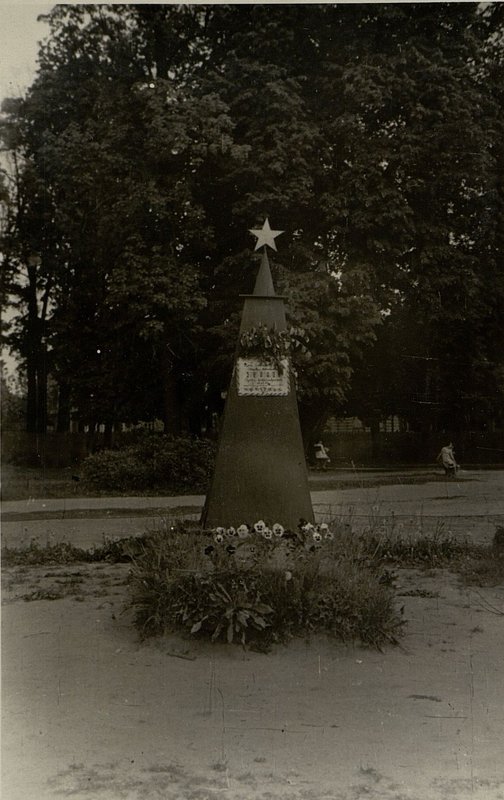 Фотография: Воинское захоронение Героя Советского Союза гв. подполковника Зернова Сергея Александровича