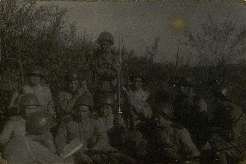 Фотография: Парторг 21 ОСР (отделения специальной разведки) старшина товарищ Кротов перед боем беседует с коммунистами