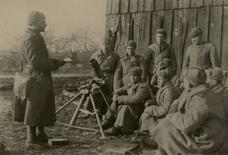 Фотография: Парторг минометной батареи старший сержант Дробот проводит беседу о героях прошедшего боя