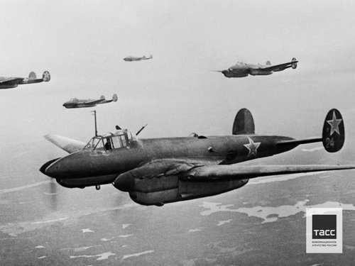 •Советские пикирующие бомбардировщики Пе-2