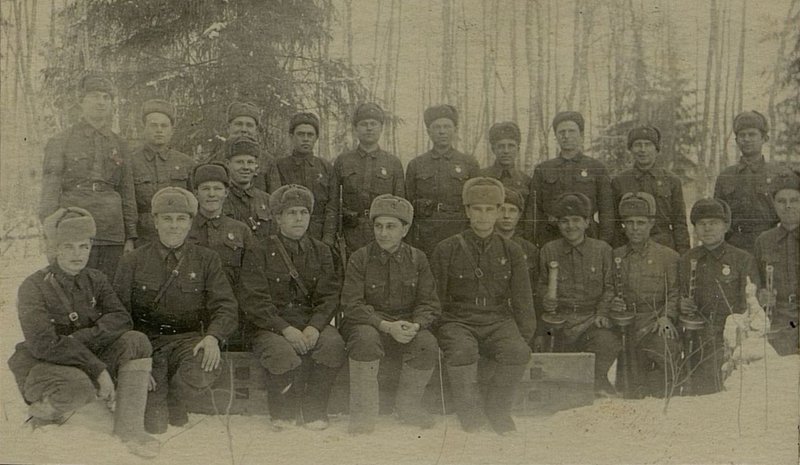 Фотография: Орденоносцы, награжденные за действия с 1 ММК. Награду вручал начальник штаба инжвойск 41 армии Военный инженер 1 роты Поворов
