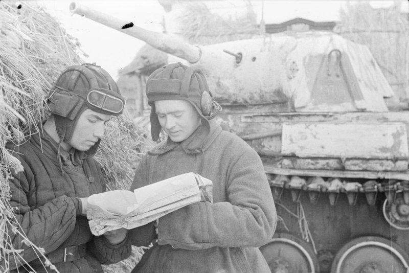 Komsomol tankmen: tank commanderGuards. Lieutenant N.M. Astanushenko and Guards. Sergeant A. Tagiyev, who killed more than 300 Germans