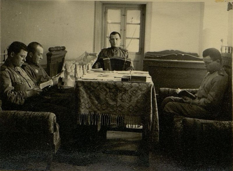 Фотография: Комната отдыха. Водительский состав на отдыхе, Слева направо: Пономаренко, Драй, Сулейманов, Глебов