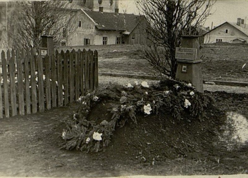 Фотография: Могила тов. Петренко в с. Слоня, Трустинского района, Тарнопольской области