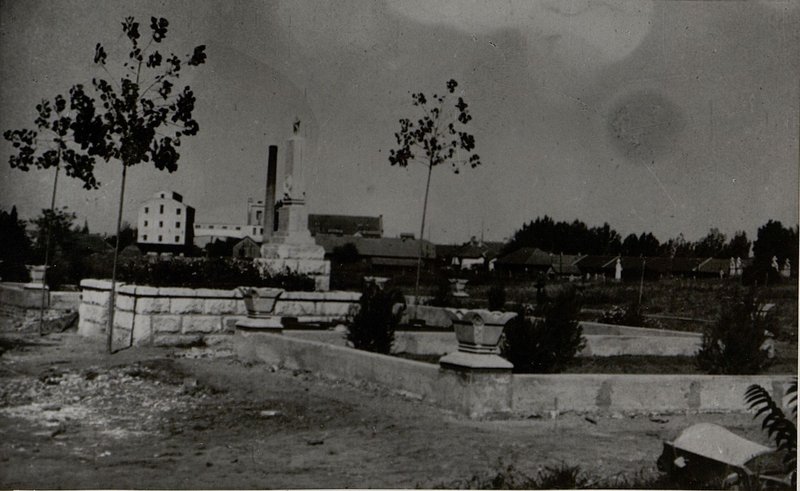 Фотография: г. Чонрад. Памятник-монумент на воинском кладбище