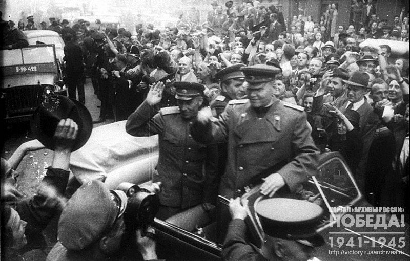Жители Праги встречают Маршала Советского Союза И.С. Конева
