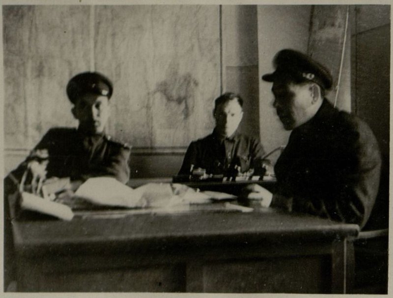 Image: The representative of the brigade command is with our chiefs. In the picture (from left to right), engineer Captain Butenko, head of the military department of the Kashira city committee of the All-Union Communist Party of the Bolsheviks Kryuchkov, instructor of the military department of the city committee Shiryaev