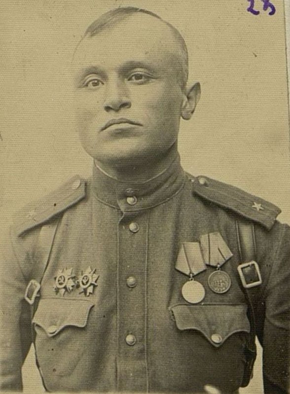 Image: Agitator of the 125th rifle regiment, Major K.M. Mekvabishvili (left)
