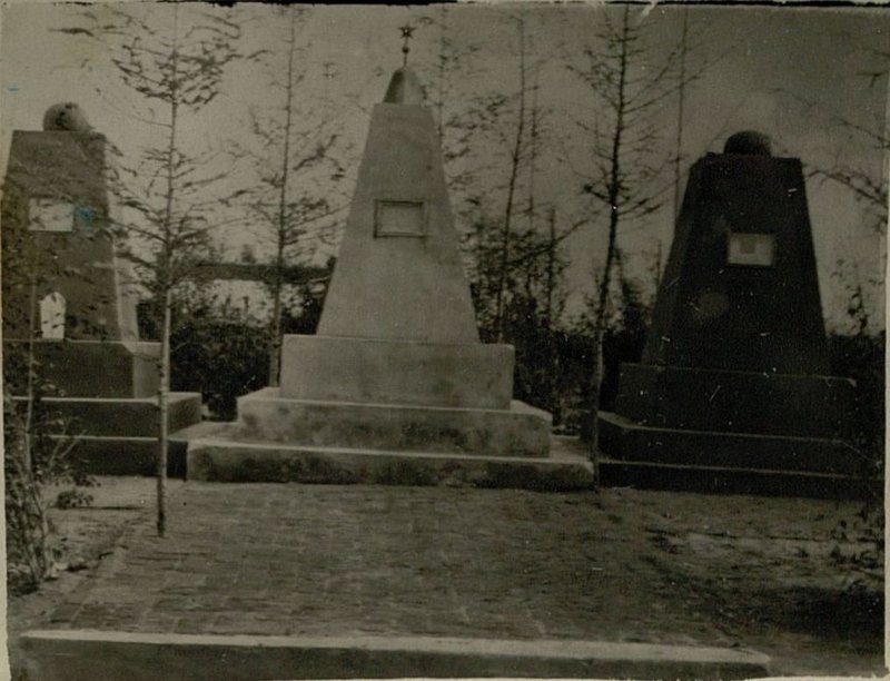 Фотография: Памятники на могилах, г. Бейаньчжень - Манчжурия