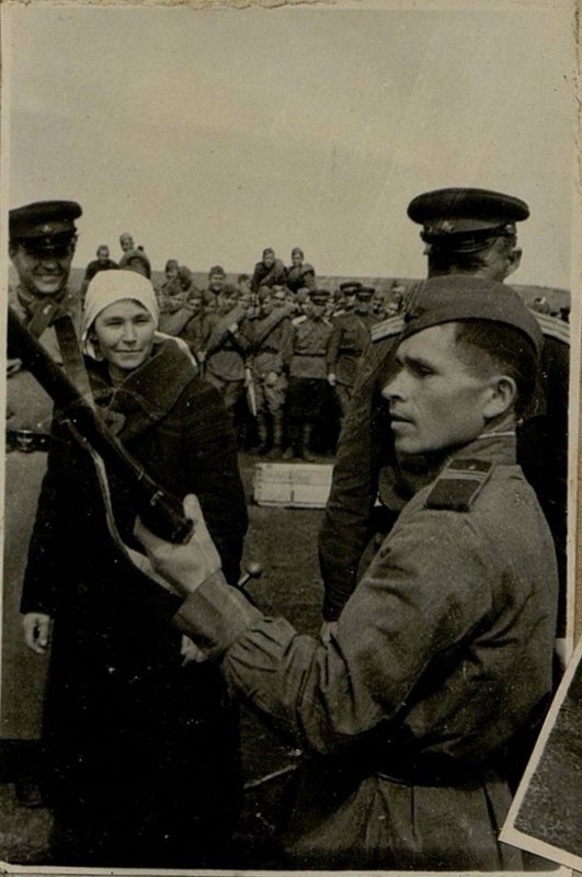 Фотография: Вручение оружия О.Д. Ромашко