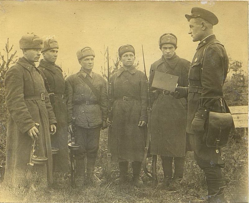 Фотография: Капитан Иванов делает разбор занятий по приказу № 306 с группой бойцов и командиров взводов
