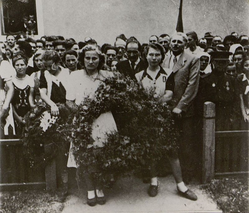 Фотография: г. Сент-Леринц. Возложение венков на могилы погибших воинов