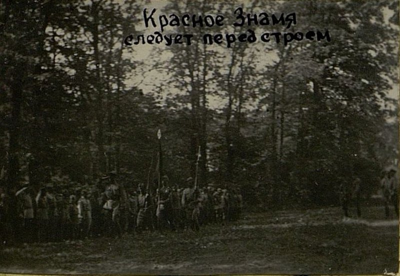 Фотография: Красное Знамя следует перед строем