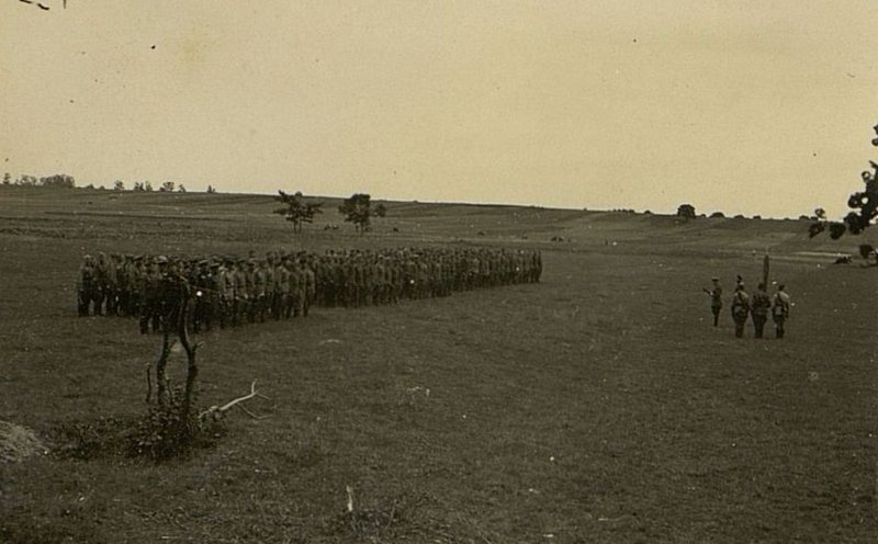 Фотография: Командир бригады полковник Яковлев В.А. перед строем батальона читает положение о Знамени части