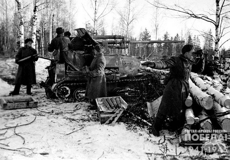 Самоходная пушка ведет огонь по танкам противника на подступах к Москве