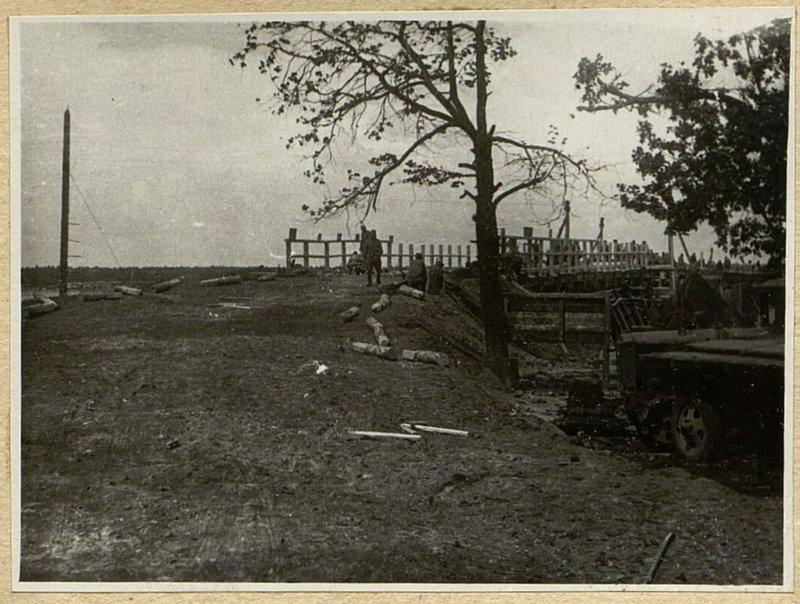 Image: Pavement arrangement on the left-bank approach to the bridge