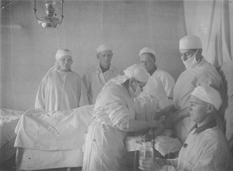 Во время операции в госпитале. 1942 г.