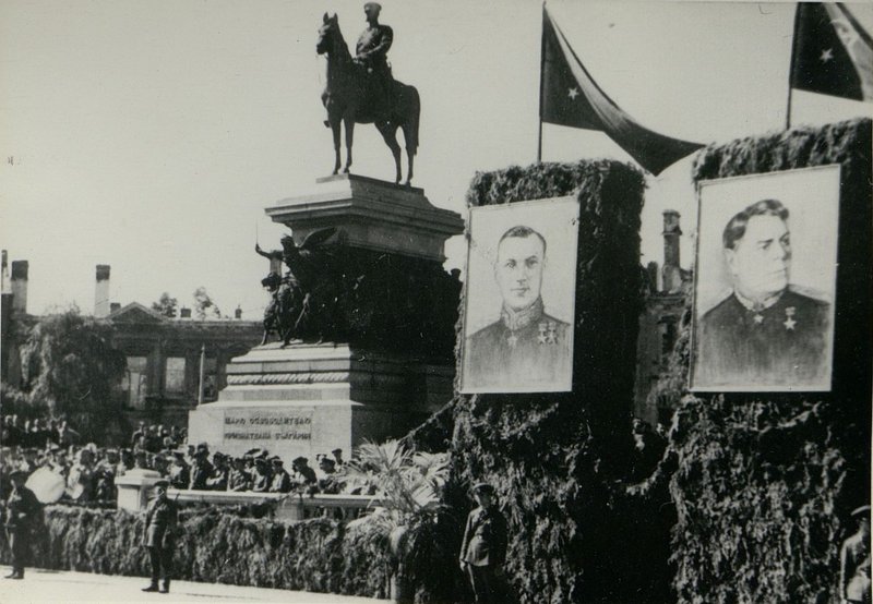 Фотография: Генерал-полковник товарищ Бюрюзов вручает ордена Советского Союза болгарским генералам и офицерам