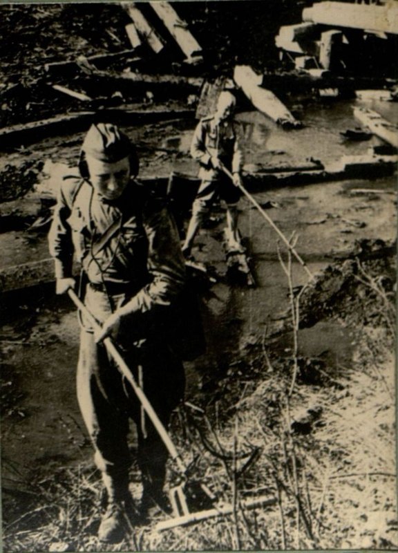 Image: Guards Private M. Suvorin and P. Grigoriev clear the coast from mines