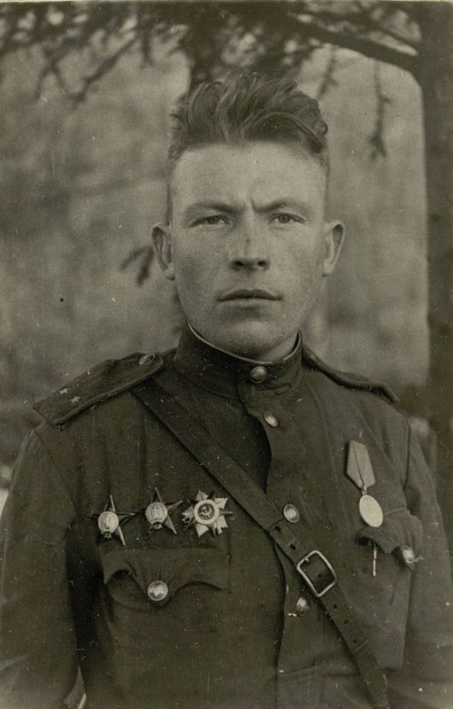 Фотография: Всегда с наступающими шел комсорг батальона Лейтенант Стрюков, его пример в бою воодушевлял бойцов на ратные подвиги