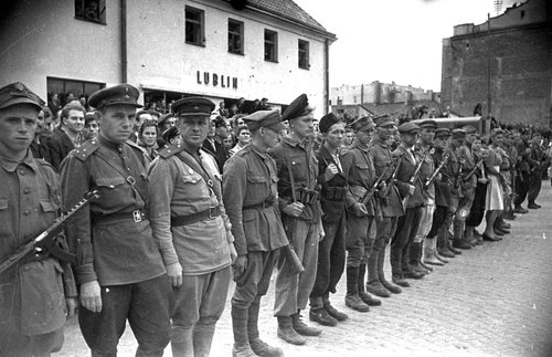Armia Ludowa fighters and Red Army officers at the Lublin railway station