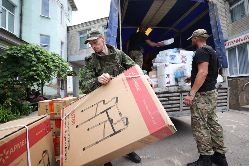Распределение гуманитарной помощи в Донецкой области. Разгрузка автомобиля