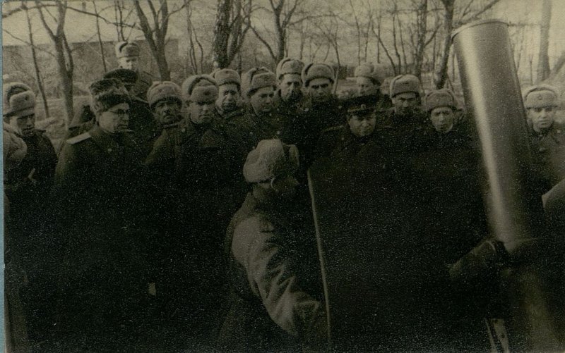 Фотография: Генерал-лейтенант Козлов и генерал-майор Воронов осматривают боевую технику