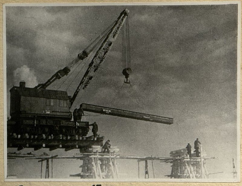 Фотография: Опускание 45-тонн. краном металлические пролеты строения длинной 11,0 м