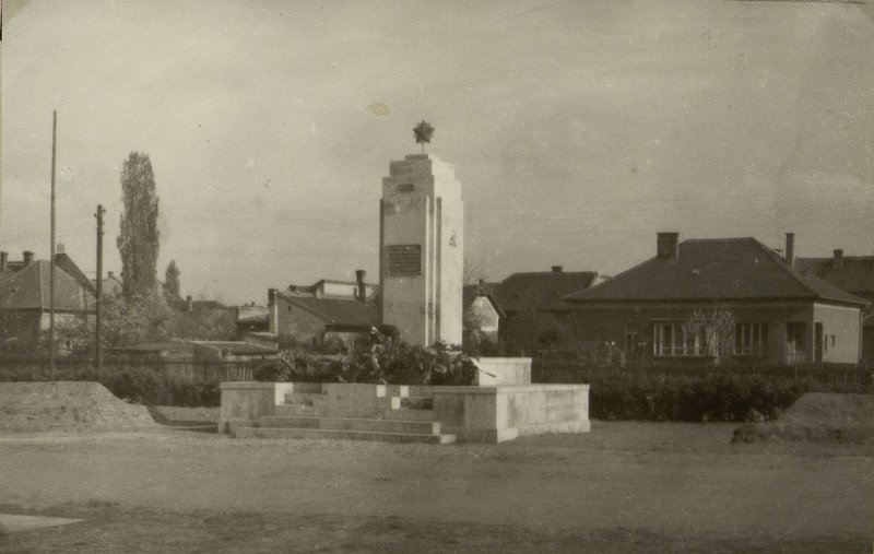 Фотография: г. Пештсентэржебет. Памятник-монумент на воинском кладбище