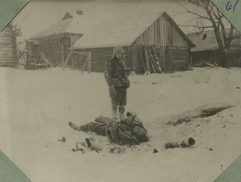 Фотография: Зверство фашистов учиненное над красноармейцем, фамилия не установлена, исколот штыками и отрублена нога
