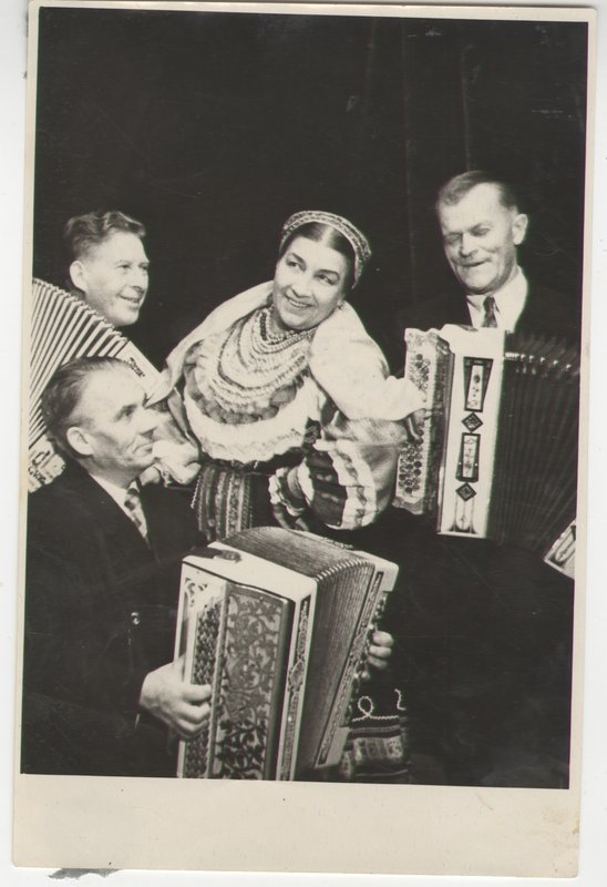Л. Русланова и трио баянистов (Кузнецов, Данилов, Попков)