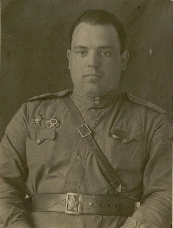 Фотография: Помощник командира  171 отдельного автотранспортный батальона (ОАТБ) по техчасти старший техник-лейтенант Пригоровский