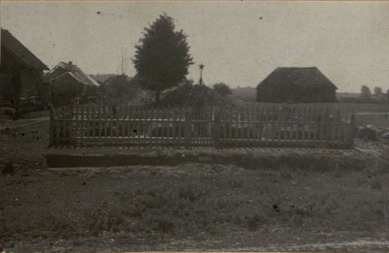Image: War burial, Grodno region, Zelnensky district,  Golinka, in the center of the square