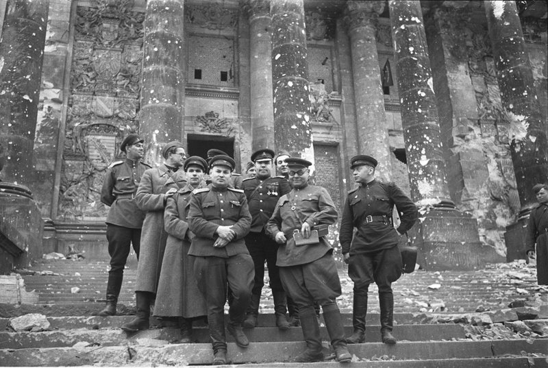 Frontline correspondents and the Commandant of Berlin Colonel General N. Berzarin
