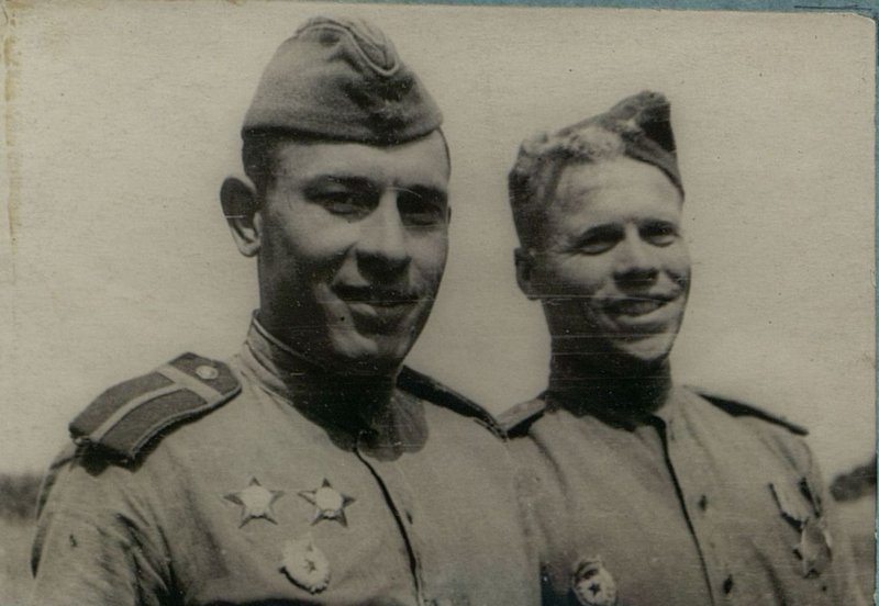 Фотография: Артиллеристы: старшина И. Троянов и сержант. И. Кузьмин уничтожили 3 танка и 2 "Фердинанда"