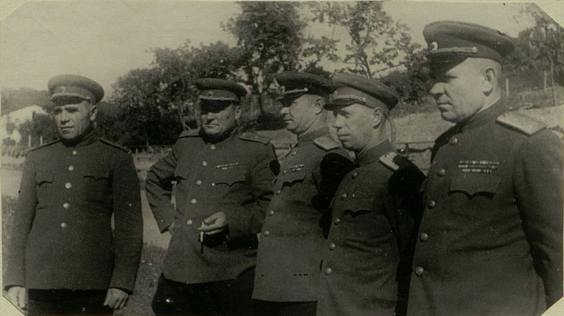 Фотография: Слева направо: генерал-майор Чубунов, генерал-майор Романенко, генерал-майор Коноплев, генерал-майор Соболев, генерал-майор Дубро