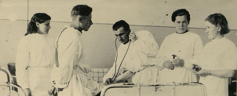 Image: Examination of the patient (from left to right): doctors Comrade Pertsovskaya, Glotov, Sidorenko, Kidanova and honey. Lisanin's sister