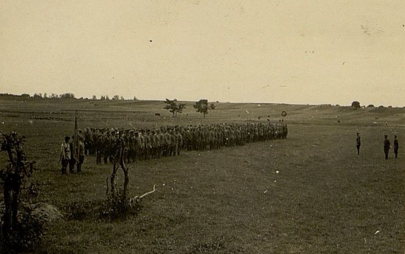 Фотография: Знамя в строю. Командир бригады полковник Яковлев В.А. поздравляет личный состав батальона с получением знамени