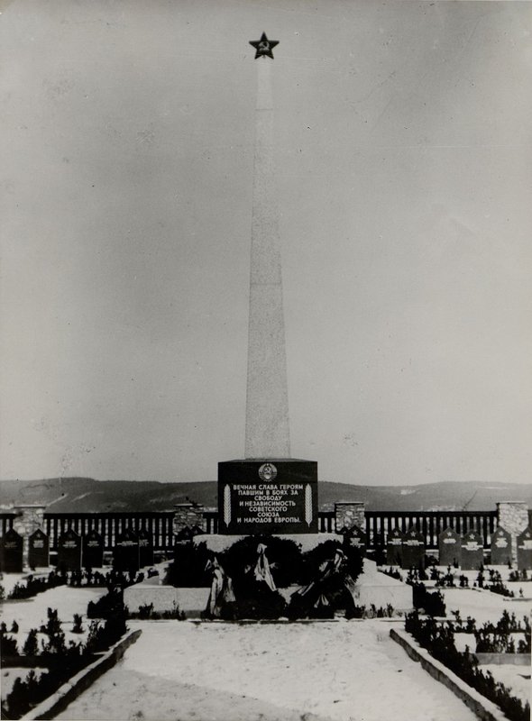 Фотография: гор. Горн. Памятник-монумент на воинском кладбище